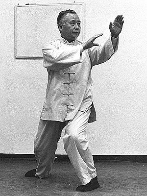 Il M° Chang Dsu Yao che pratica Tai Chi Ch'uan