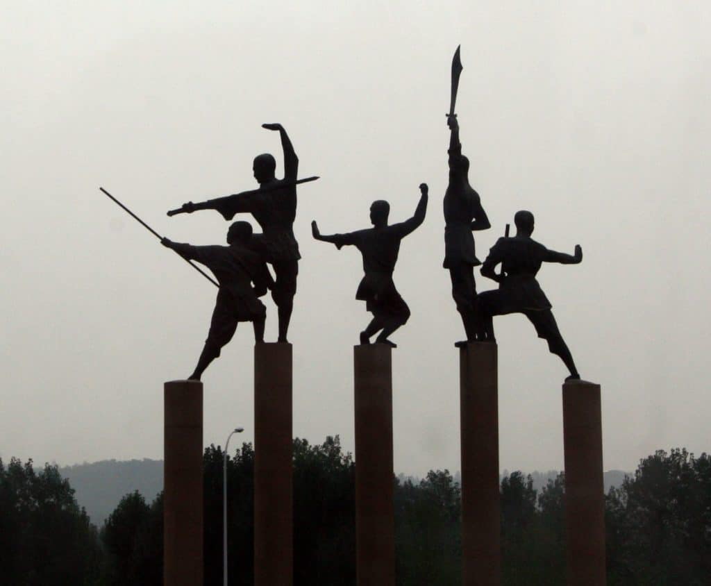 Statue di monaci guerrieri, allingresso nei pressi del Tempio Shaolin a Dengfeng