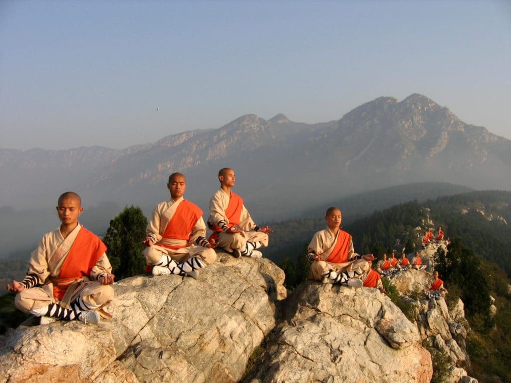 Monaci Shaolin che praticano Qigon e Meditazione sui monti Song