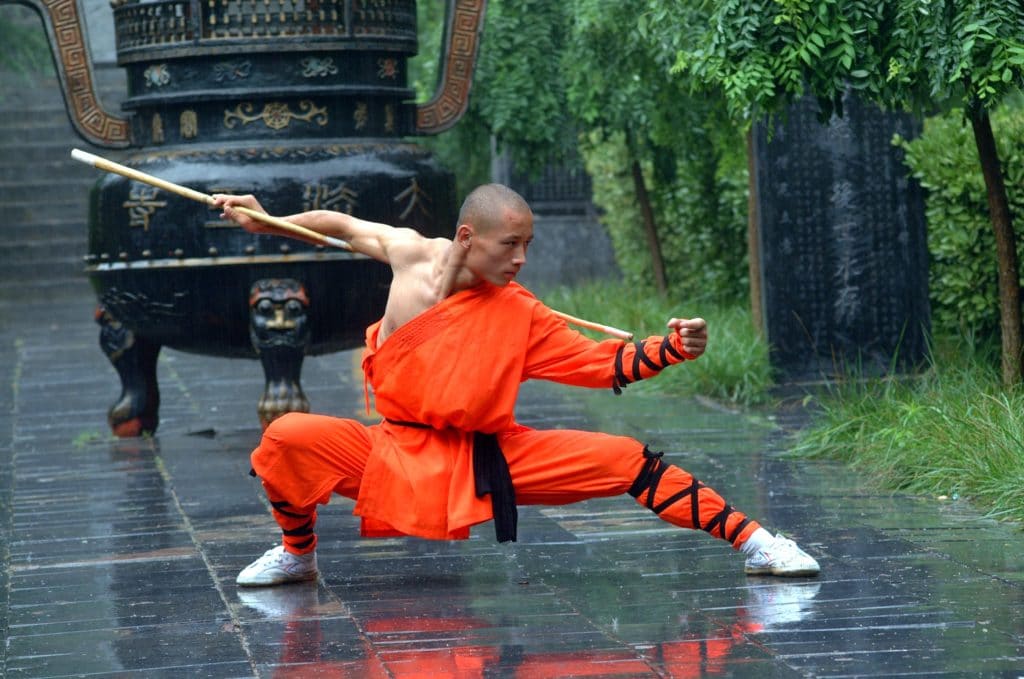 Monaco Shaolin che esegue una forma di bastone